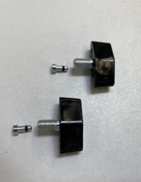 Vis à ailettes pour serrage de la lame